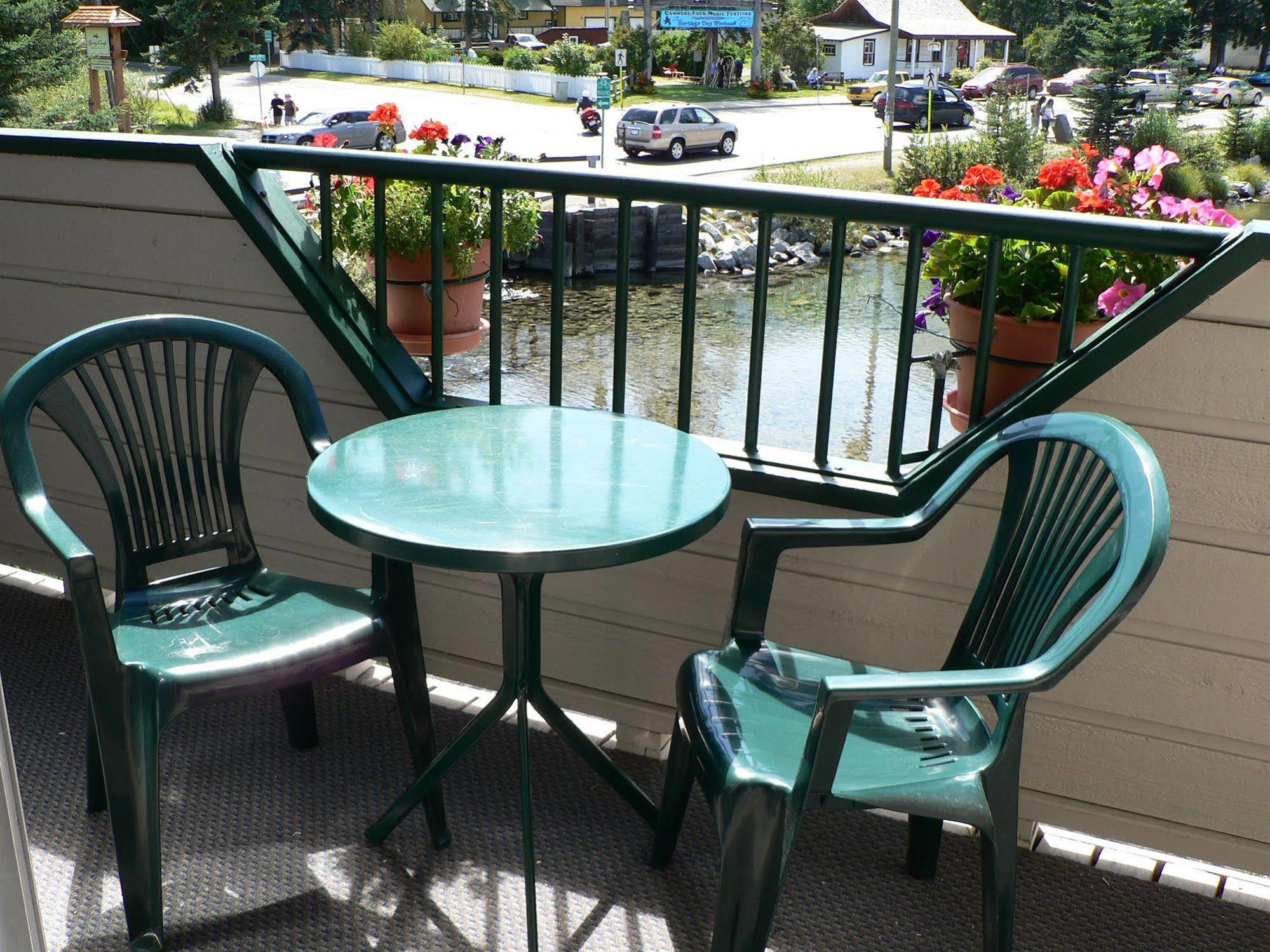 The Drake Inn Canmore Exterior foto