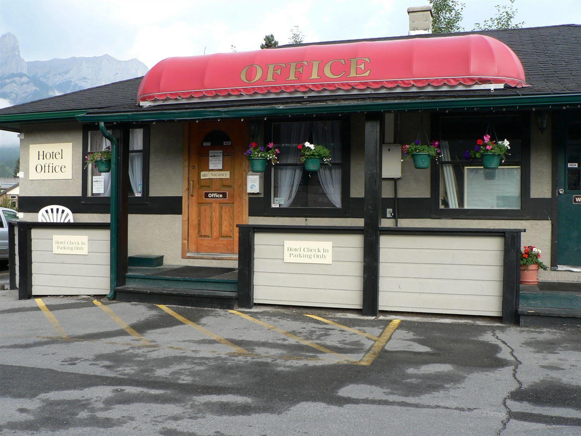 The Drake Inn Canmore Exterior foto